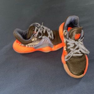 Amazing  shoes ,running ,basketball orange with black  Exelente condition